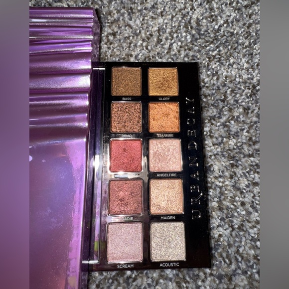 Urban decay “beauty with an edge” eye shadow palette and brushes - Picture 7 of 7